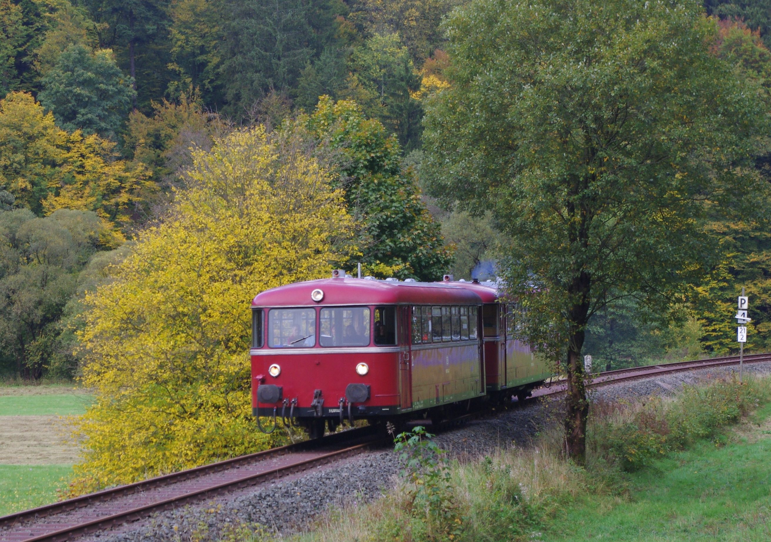 Der rote Brummer in voller Fahrt durch das herbstliche obere Rodachtal.